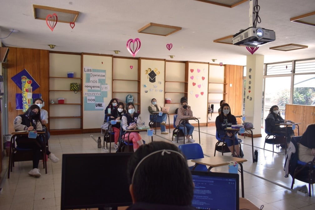 alumnas en un salon