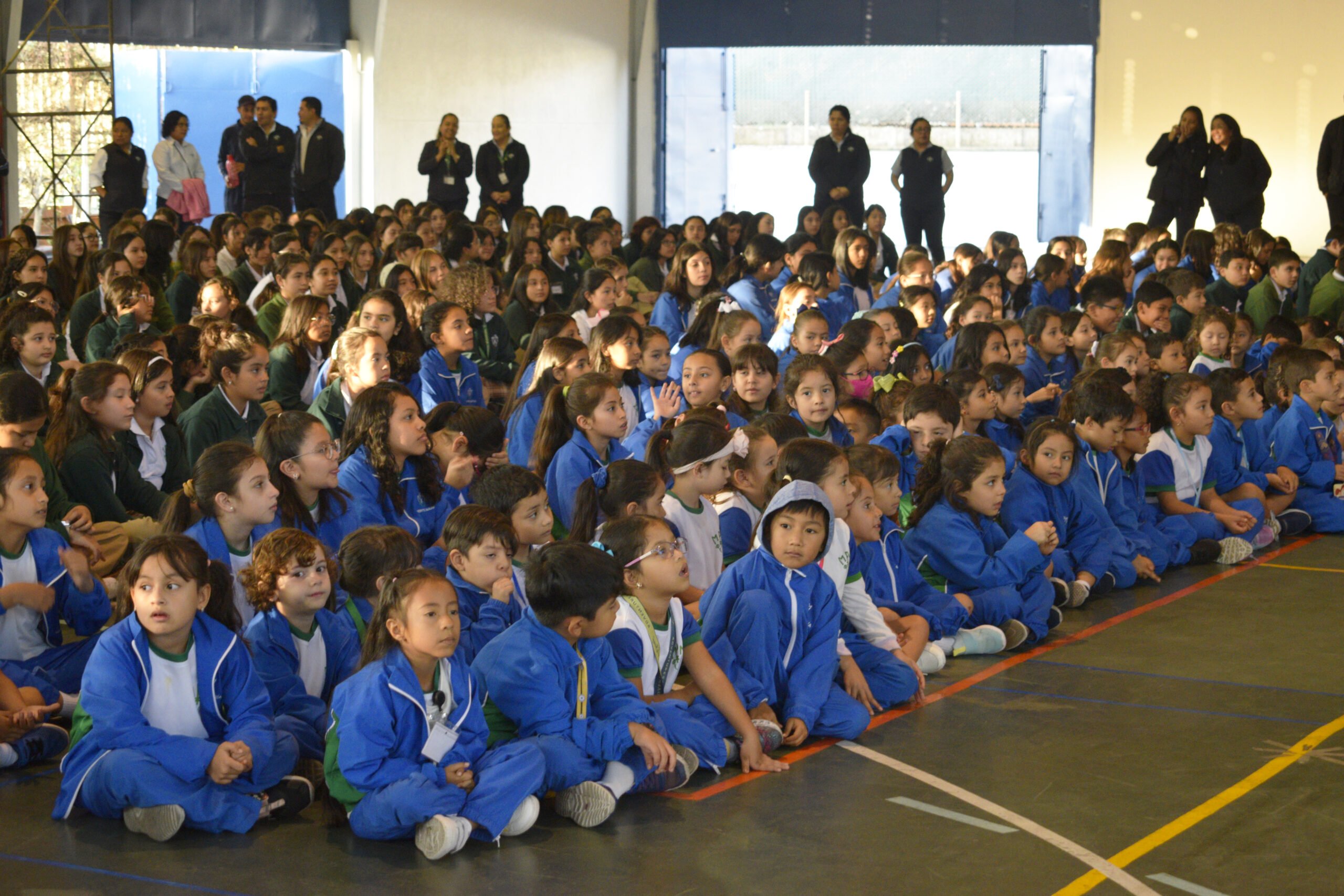 Niños sentados en el suelo.