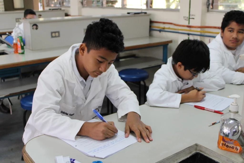 ESTUDIANTES EN LABORATORIO QUINTO PRIMARIA