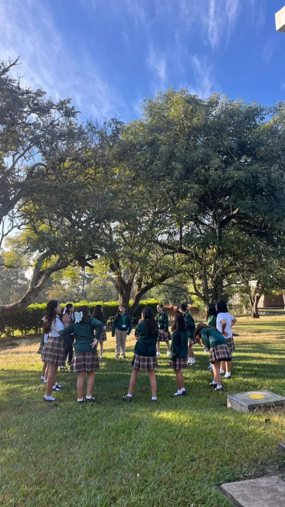 Niñas en los jardines del Colegio