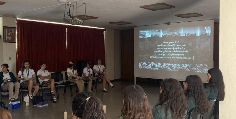 Estudiantes viendo video