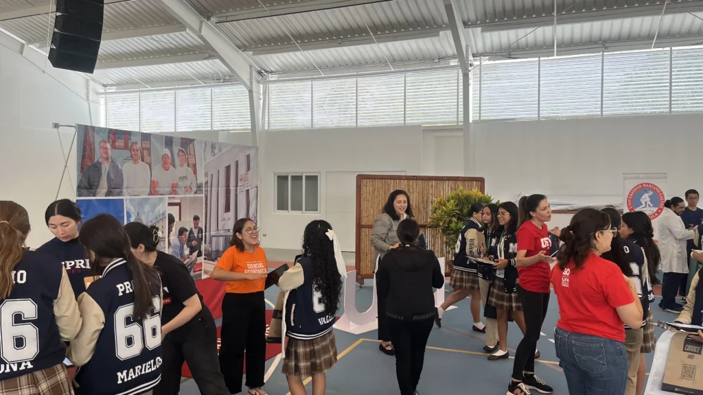 Estudiantes en feria de universidades