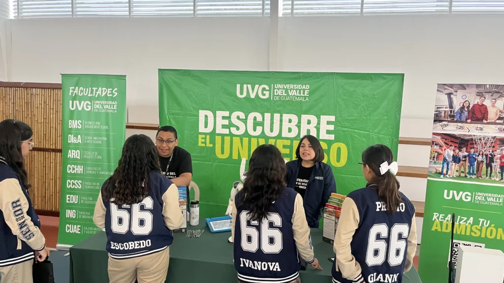 Estudiantes en feria de universidades