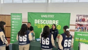 Estudiantes en feria de universidades