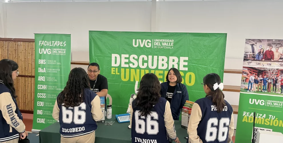Estudiantes en feria de universidades