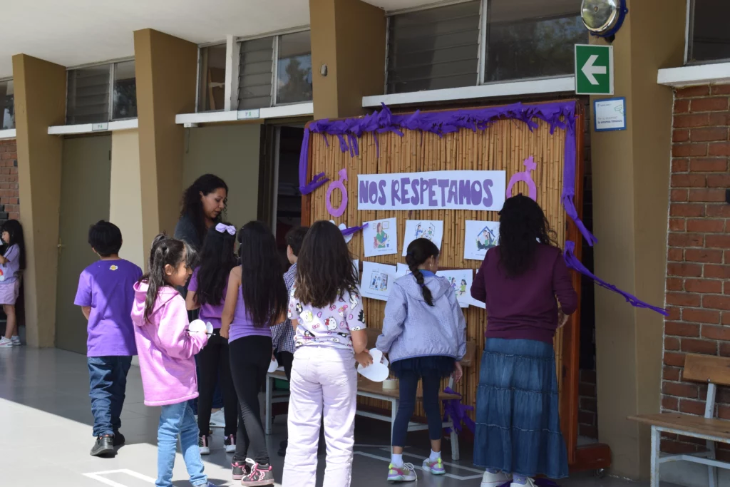 estudiantes decorando mural por el día de la mujer
