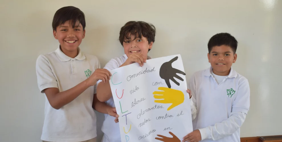 Estudiantes con cartel del idioma materno